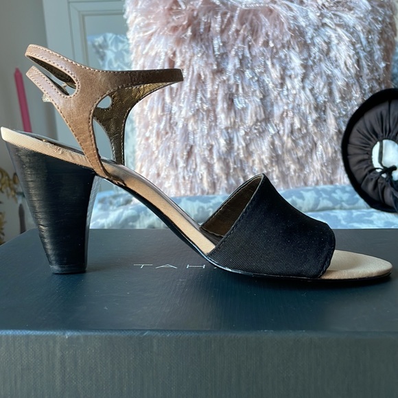 Tahari black Geneva sandals size 7. - Picture 5 of 11